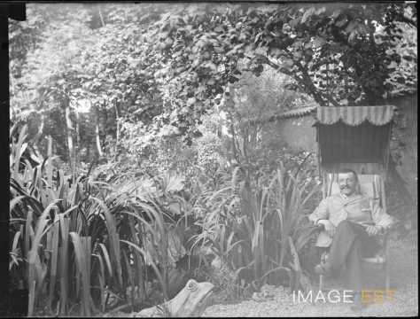 Paul Michels dans son jardin (Nancy)